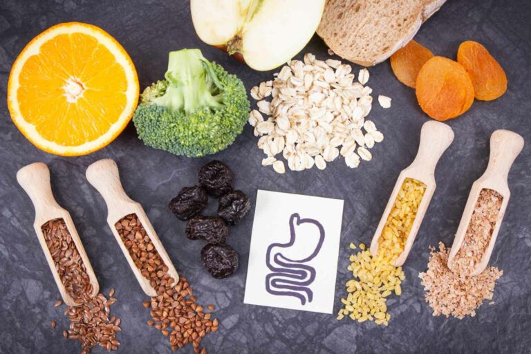 alimentos que ajudam na flora intestinal em cima de uma mesa, grãos, verduras, frutas secas